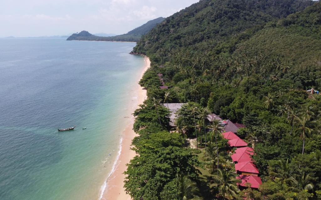 uma vista aérea de uma praia com um barco na água em Le Dugong Libong Resort em Ko Libong