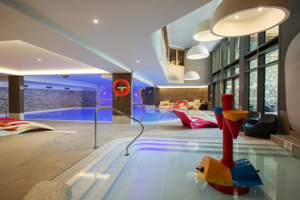 Бассейн в Résidence Pierre & Vacances Premium L'Hévana или поблизости