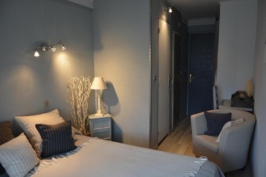 Postel nebo postele na pokoji v ubytování Hotel & Restaurant Le Chalvet