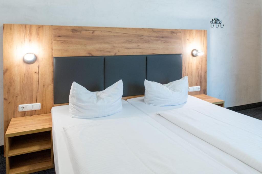 Postel nebo postele na pokoji v ubytování Hotel Fischertor