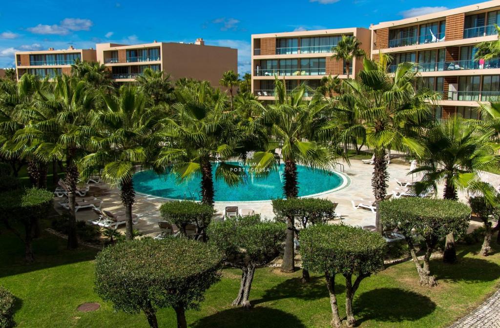 Pemandangan kolam renang di Apartment salgados beach dalma palm atau di dekatnya