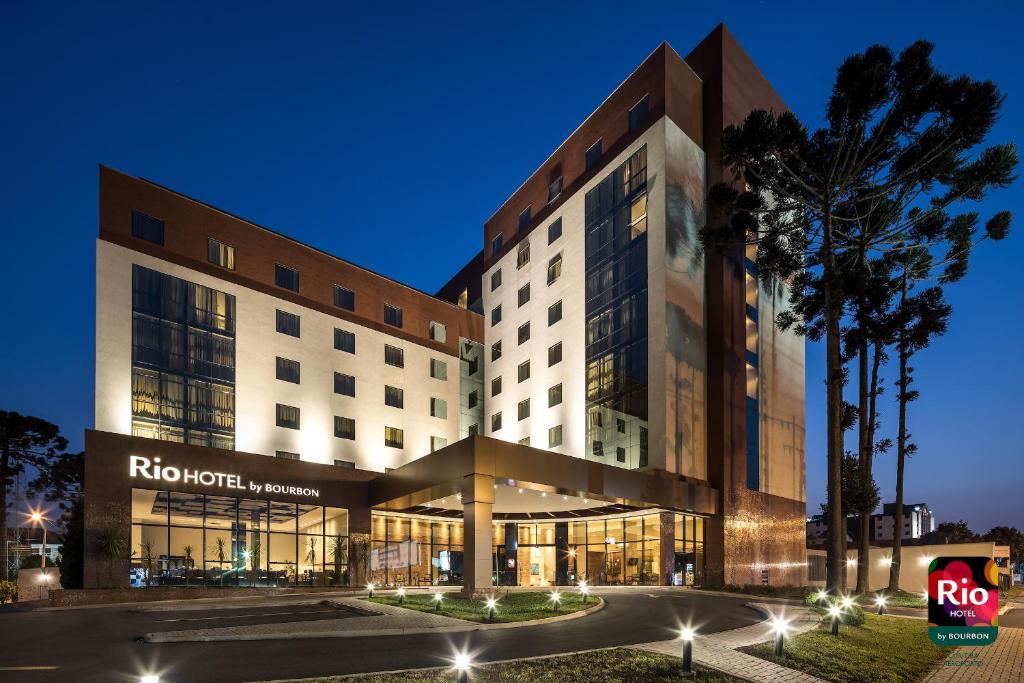 a rendering of a hotel at night at Rio Hotel by Bourbon Curitiba Aeroporto in São José dos Pinhais