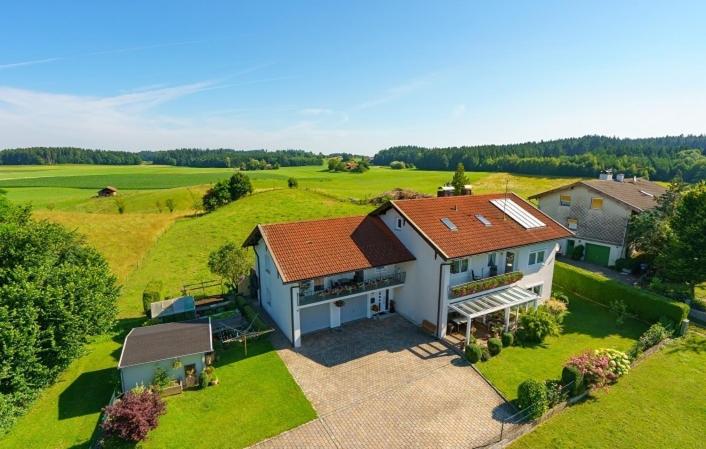 una vista aerea di una casa su un campo verde di Ferienwohnung Pölzl a Chieming