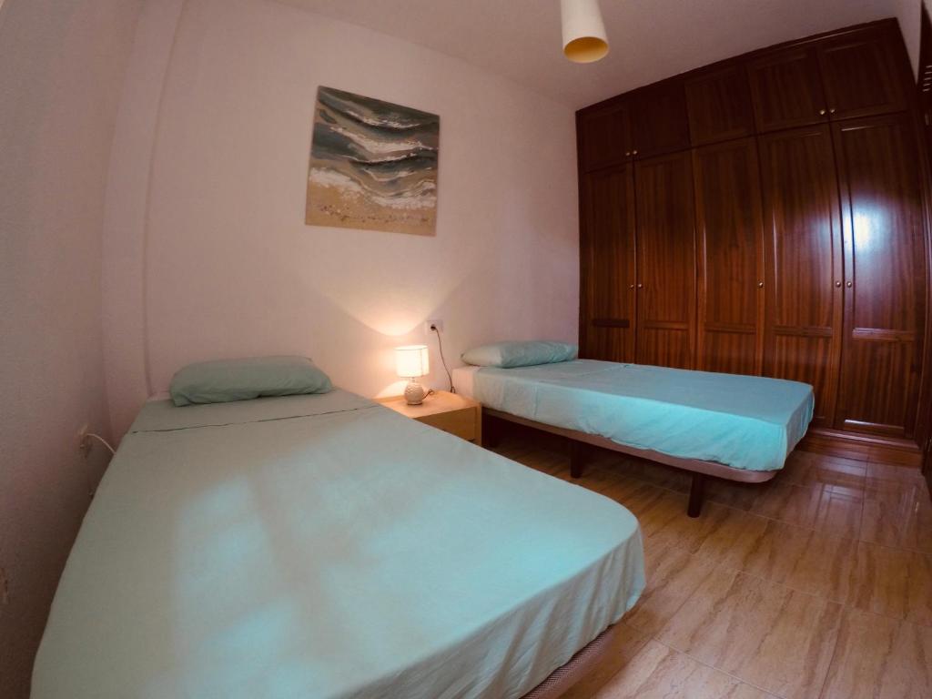 Postel nebo postele na pokoji v ubytování Beach apartment with pool