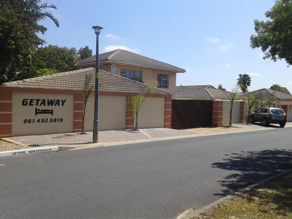 uma casa com uma placa ao lado de uma rua em Getaway Self-Catering Panorama em Panorama
