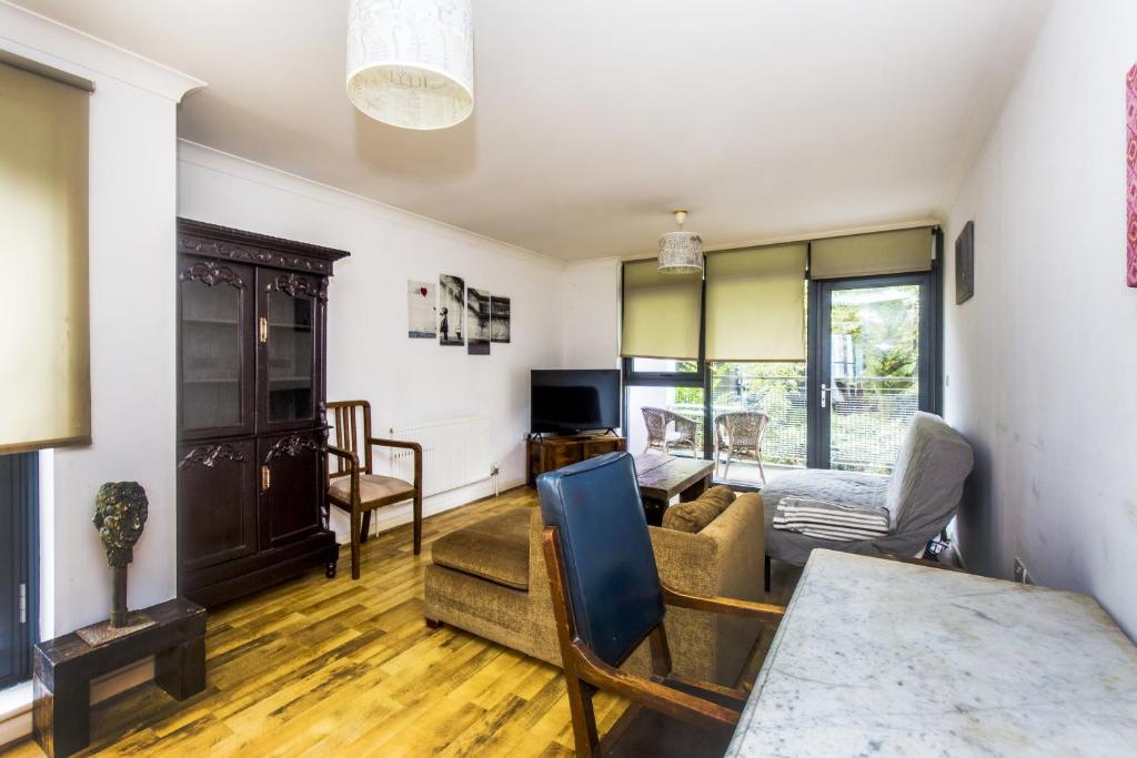 Pass the Keys - Spacious Balcony Apartment with Free Parking by Greenwich