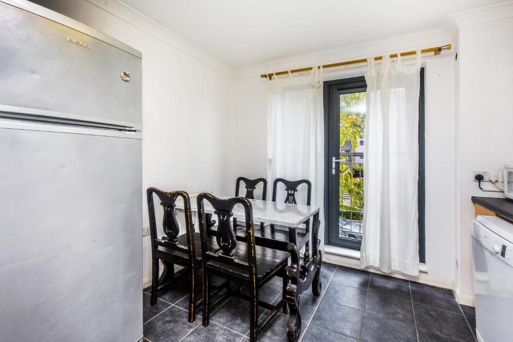 Pass the Keys - Spacious Balcony Apartment with Free Parking by Greenwich