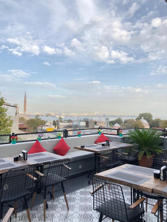 ein Restaurant mit Tischen und Stühlen auf dem Dach in der Unterkunft Nomade Old City Hotel in Istanbul