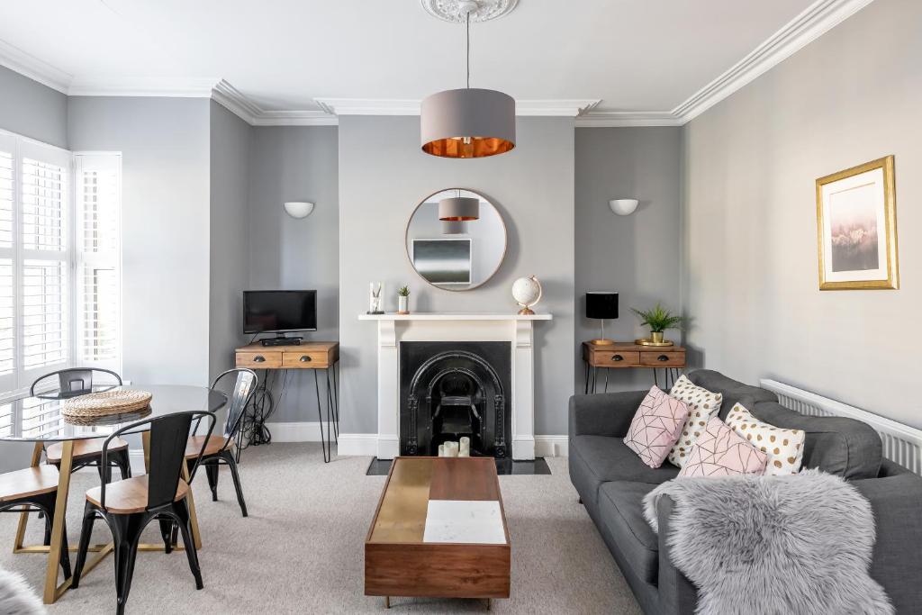 Modern & Spacious 2 Bedroom Maisonette - Apartment