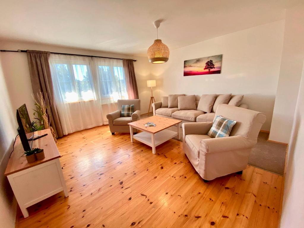 ein Wohnzimmer mit einem Sofa und einem Tisch in der Unterkunft Apartmány Lipno 46 in Lipno nad Vltavou
