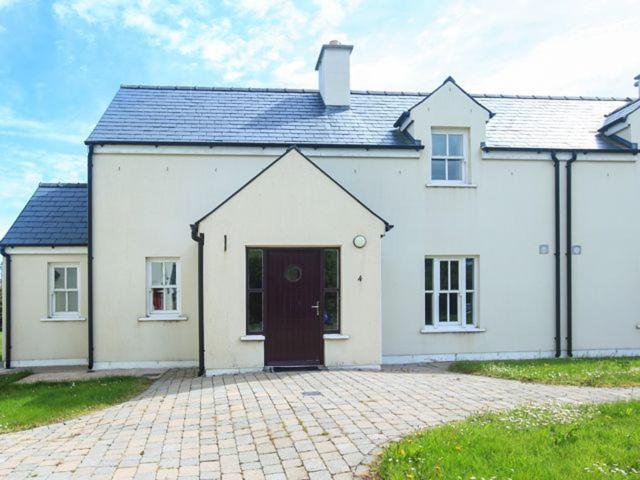 een groot wit huis met een stenen oprit bij Country View, Holiday Home Dungarvan, Waterford - 3 Bedrooms Sleeps 6 in Dungarvan