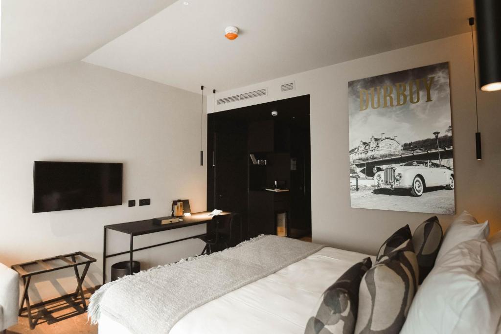 TV a/nebo společenská místnost v ubytování Hotel Sanglier