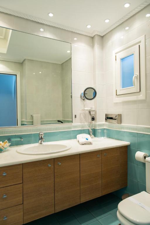 Poseidon Hotel Suites - 10