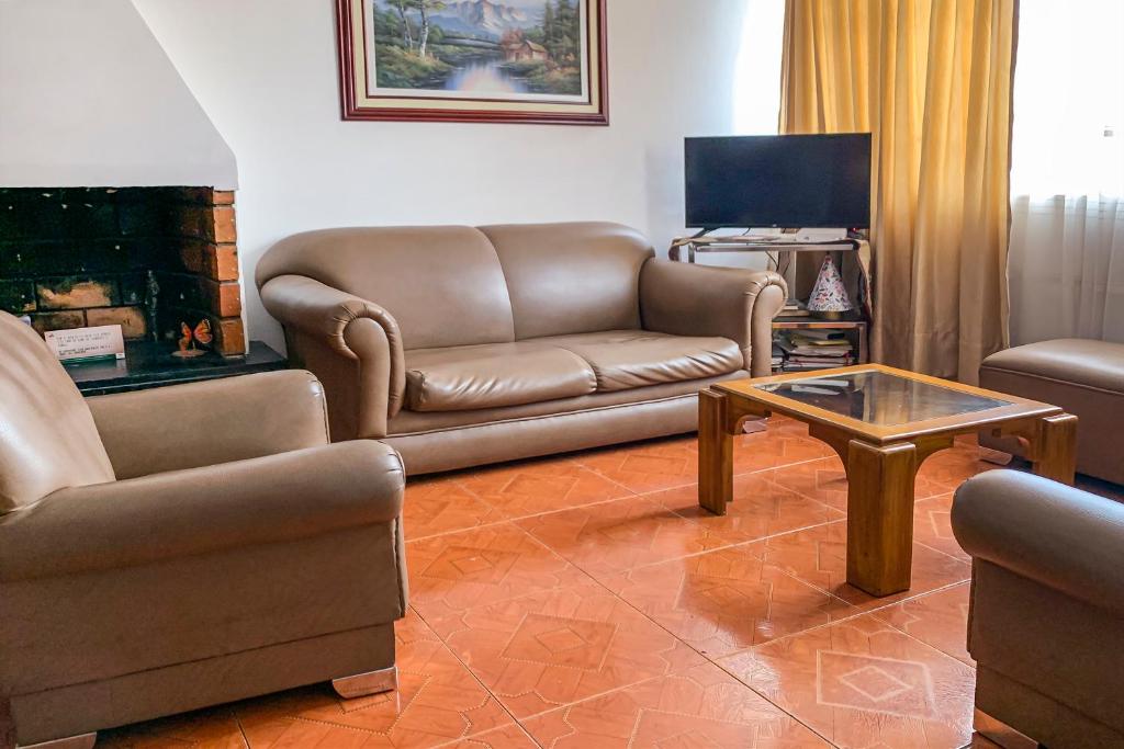 TV a/nebo společenská místnost v ubytování Ayenda 1080 Bogotá Alpes Castellana