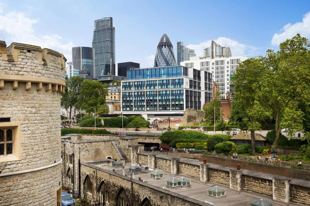 widok na miasto z budynkami w tle w obiekcie citizenM Tower of London w Londynie