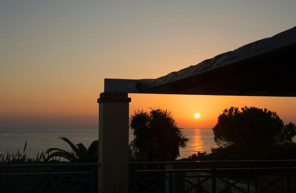 una puesta de sol sobre el océano desde una casa en Luxury Corfu Villa 3 Bedroom Villa Sea View Private Pool Arillas en Arillas