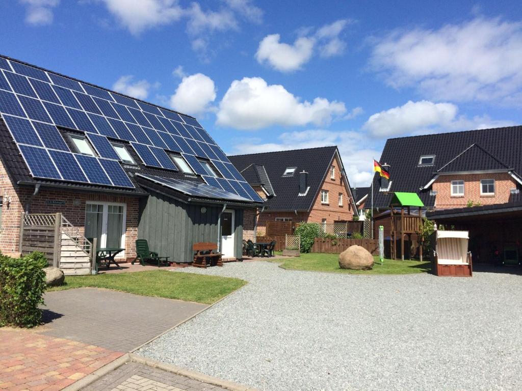 un grupo de casas con paneles solares en sus tejados en Obere Sonnsibar, en Fehmarn