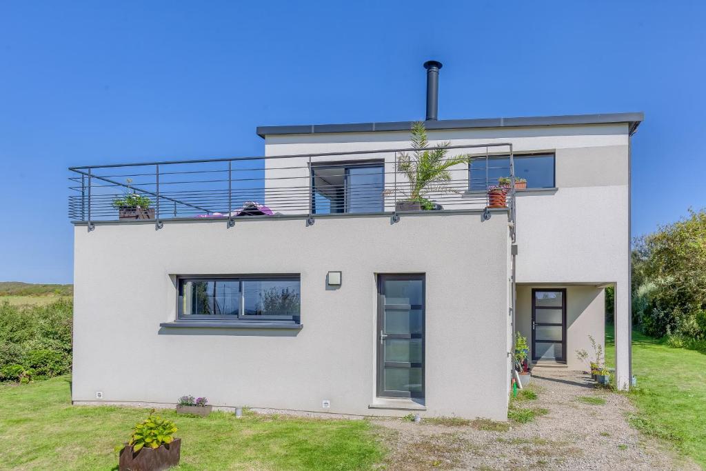 Casa bianca con balcone in cima di Le Nominoë a Lampaul-Plouarzel