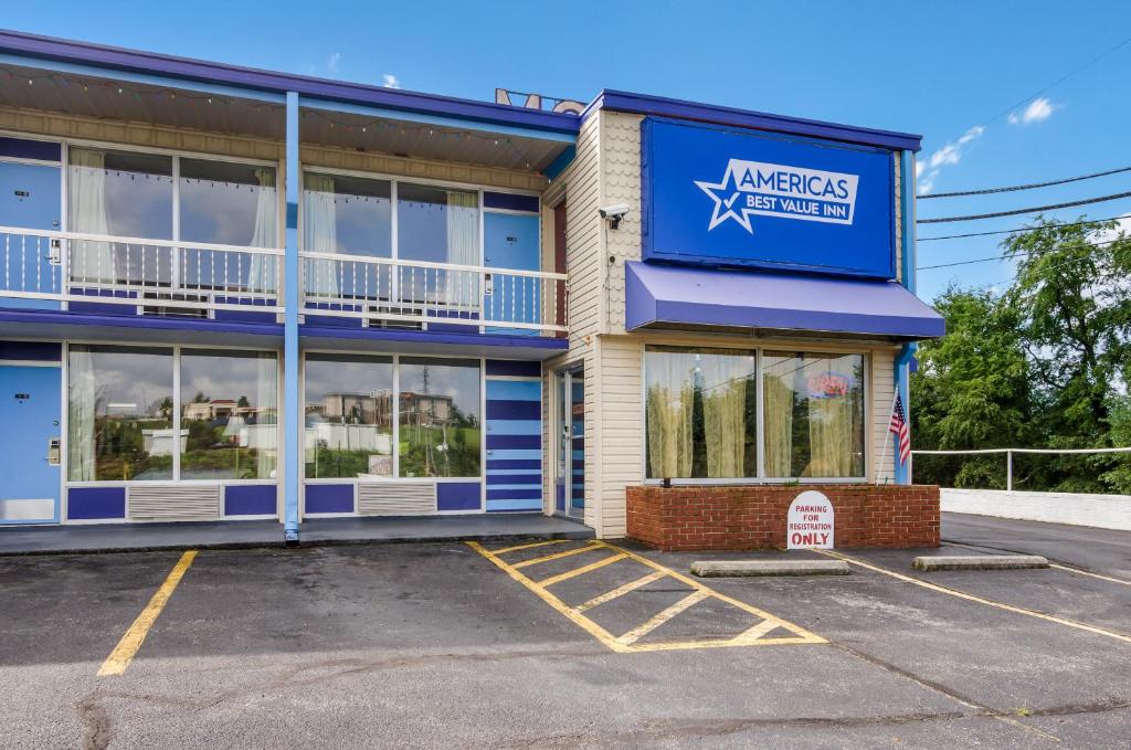 un edificio con un cartello che legge le proprietà akrotiri di Americas Best Value Inn Wytheville a Wytheville