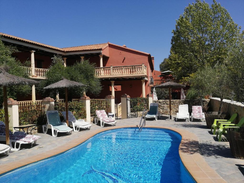 Bazén v ubytovaní Hotel Rural Molino del Puente Ronda alebo v jeho blízkosti