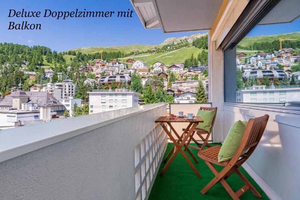 Nespecifikovaný výhled na hory nebo výhled na hory při pohledu z hotelu
