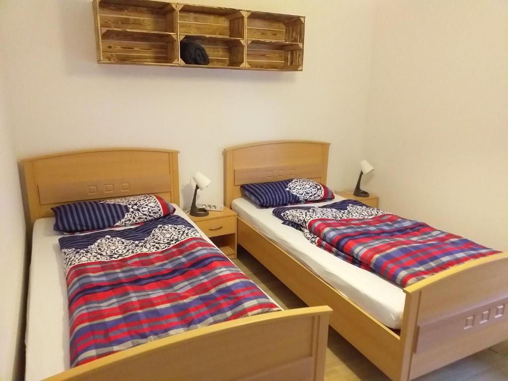 two beds sitting next to each other in a room at Lutzes Ferienhaus in Knittelsheim