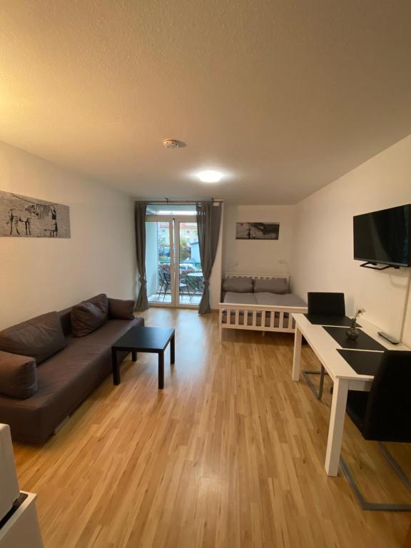 ein Wohnzimmer mit einem Sofa und einem Tisch in der Unterkunft 1 Zimmer City Appartement mit Balkon in Göttingen