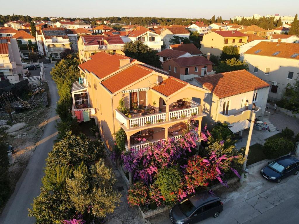 una vista aérea de una casa con balcón en Apartments Moreta, en Biograd na Moru