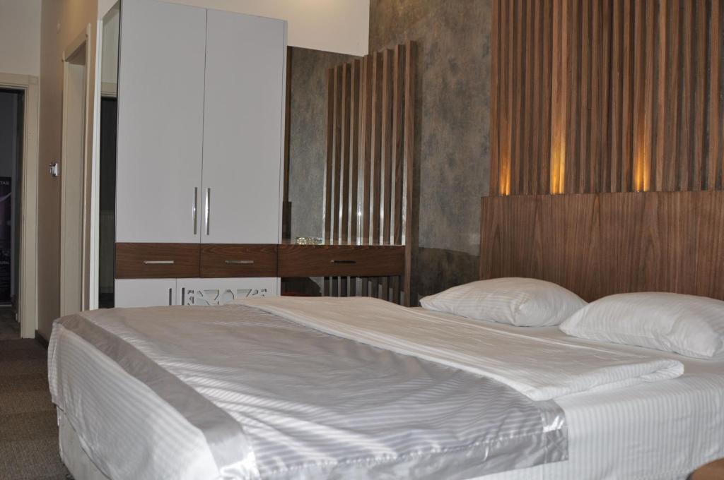 Een bed of bedden in een kamer bij ADMİRAL