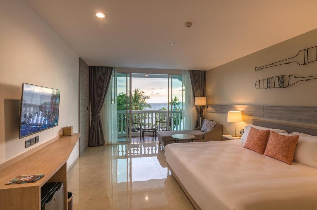 Postel nebo postele na pokoji v ubytování Centara Ao Nang Beach Resort & Spa Krabi