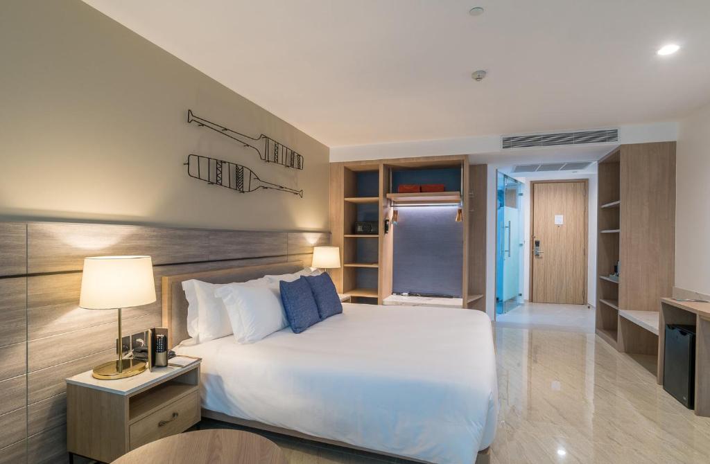 Postel nebo postele na pokoji v ubytování Centara Ao Nang Beach Resort & Spa Krabi