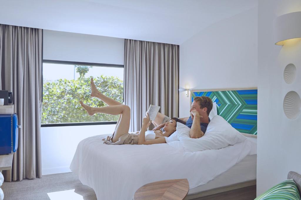 Postel nebo postele na pokoji v ubytování COSI Samui Chaweng Beach - SHA Plus
