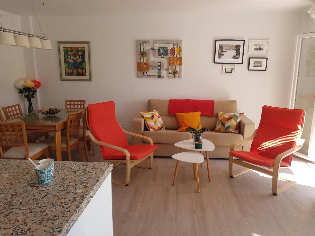 ein Wohnzimmer mit einer Couch und Stühlen und einem Tisch in der Unterkunft Cuesta del Tajillo in Torremolinos