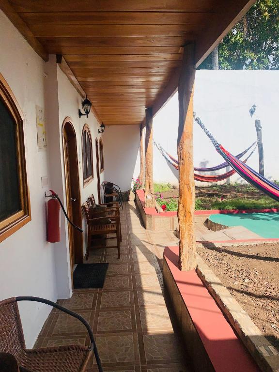 Bazén v ubytování Hostal White House Galapagos nebo v jeho okolí