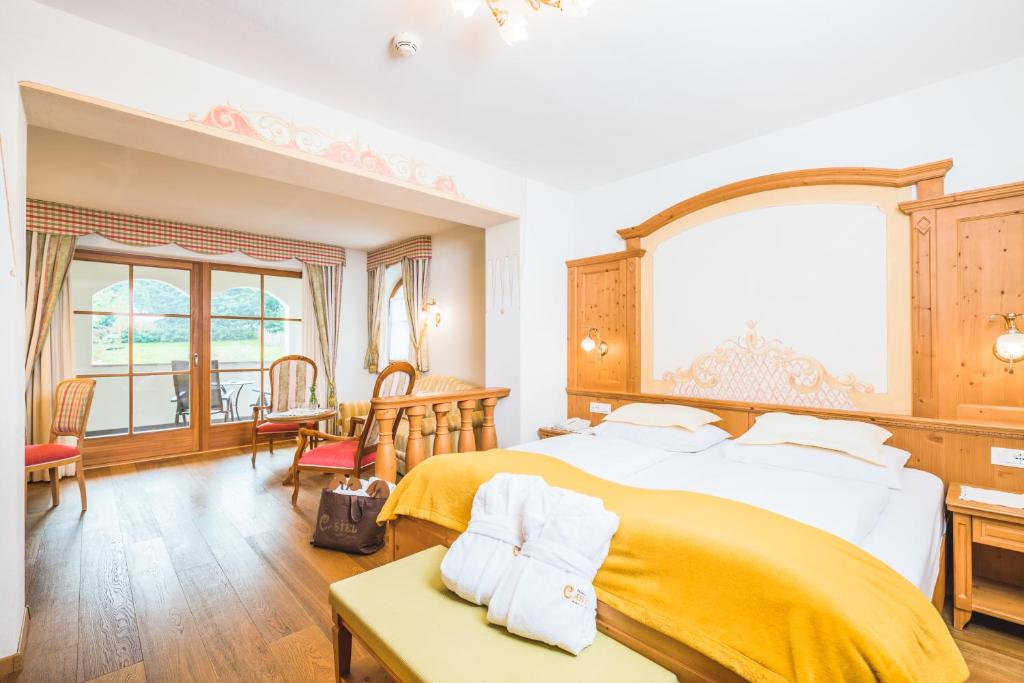 Postel nebo postele na pokoji v ubytování Hotel Castel Oswald von Wolkenstein