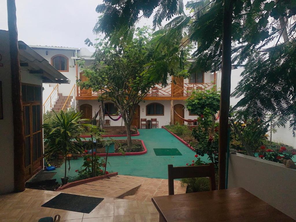 Bazén v ubytování Hostal White House Galapagos nebo v jeho okolí