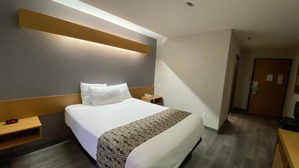 a bedroom with a large white bed in a room at Microtel Inn & Suites by Wyndham Ardmore in Ardmore