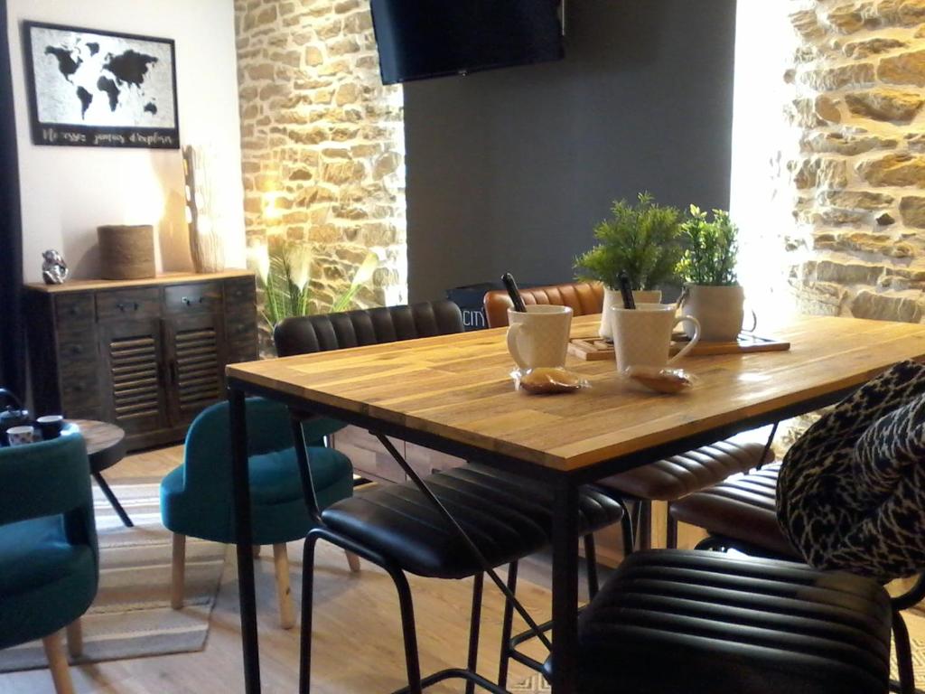 una mesa de madera y sillas en una habitación en appartement topaze, en Concarneau