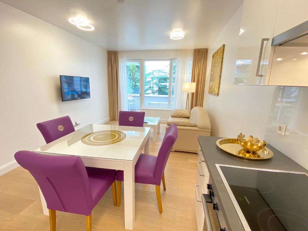 Televízia a/alebo spoločenská miestnosť v ubytovaní Steiner Residences Vienna Vorgartenstrasse