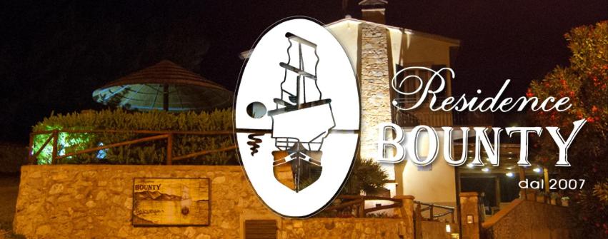 Bed & Breakfast Bounty في Rio nellʼElba: علامة تقول بلد مرونة أمام المبنى