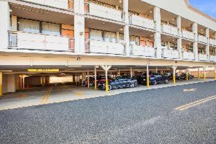 Super 8 by Wyndham Meadowlands - Deluxe King Suite - Non-Smoking