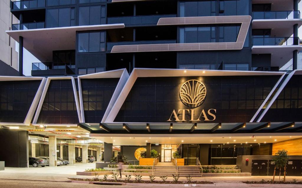 un bâtiment avec un panneau d'atlas sur la façade dans l'établissement Atlas Apartments by CLLIX, à Brisbane