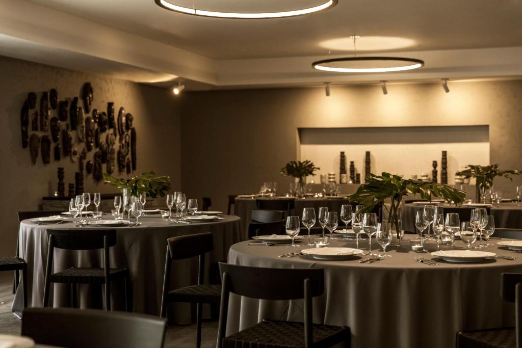 Um restaurante ou outro lugar para comer em Kimpton Angler’s Hotel South Beach by IHG