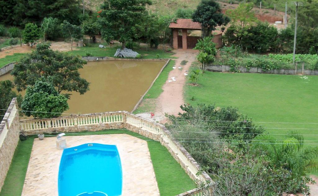 an aerial view of a swimming pool in a park at Sitio Cantinho Verde Cedro in Cunha