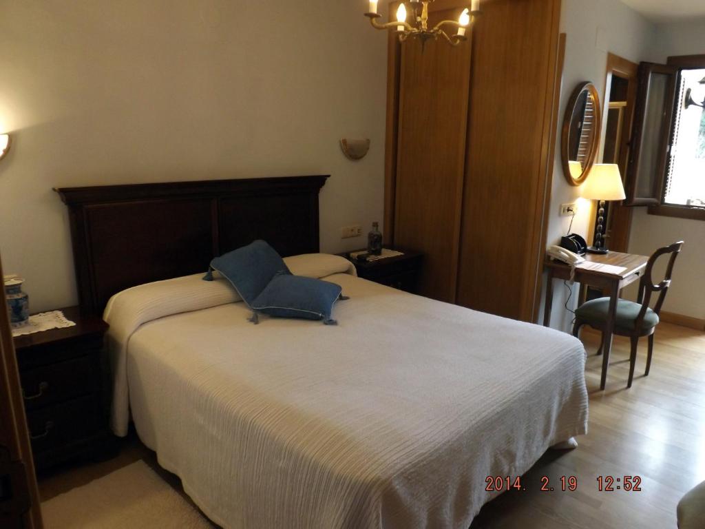 Postel nebo postele na pokoji v ubytování Hotel Azkue