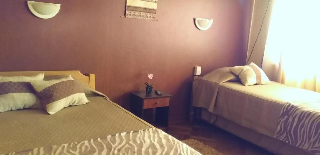 Postel nebo postele na pokoji v ubytování Hostal Tunquelen