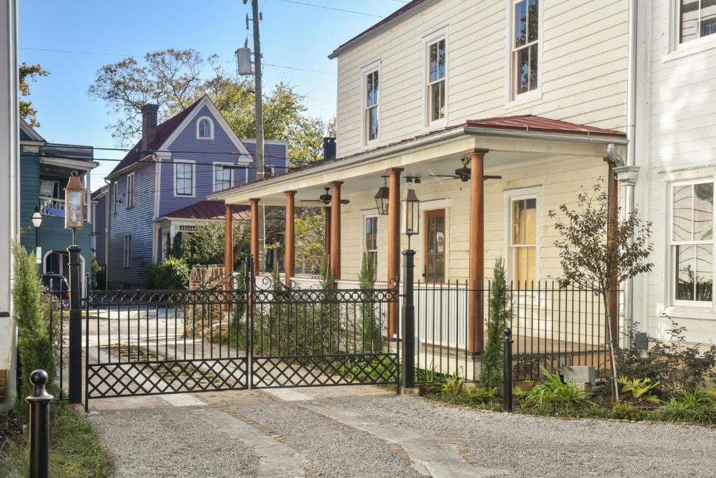 The Charlestonian photo