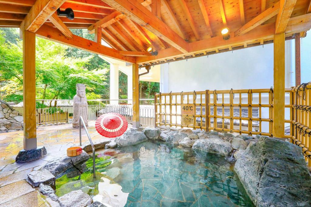 Bazén v ubytování Ooedo Onsen Monogatari Hotel Reoma no Mori nebo v jeho okolí