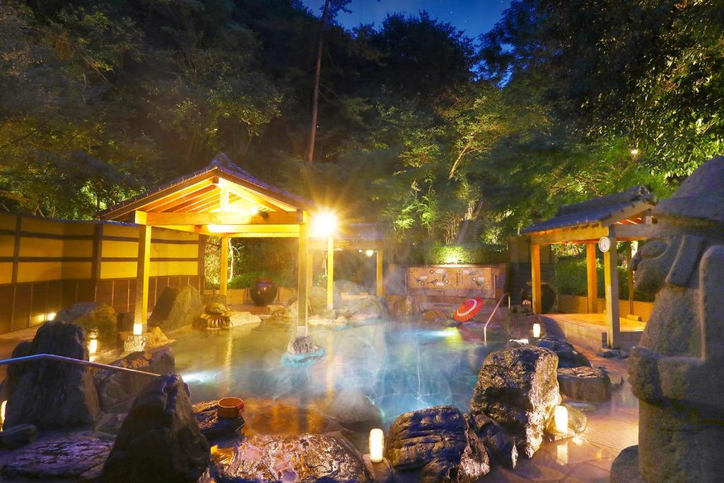 Bazén v ubytování Ooedo Onsen Monogatari Hotel Reoma no Mori nebo v jeho okolí