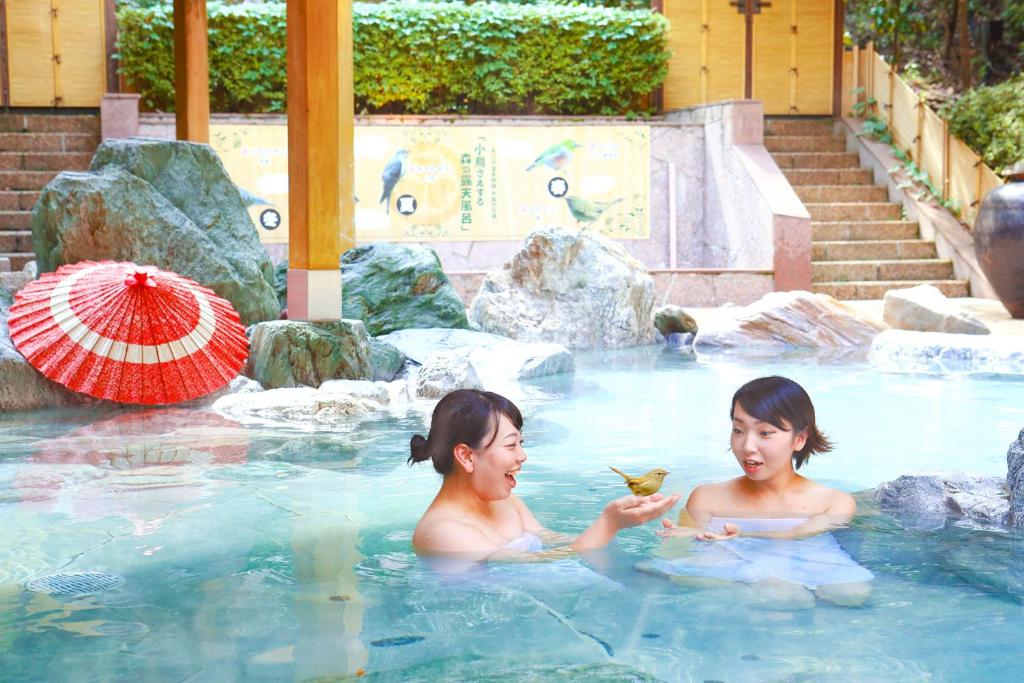 Bazén v ubytování Ooedo Onsen Monogatari Hotel Reoma no Mori nebo v jeho okolí